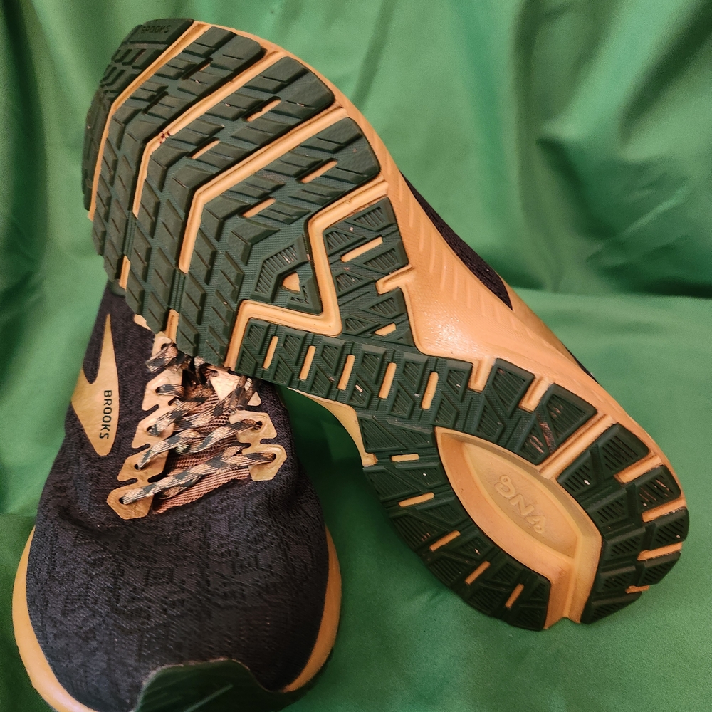 Brooks Shoe - Picture 3 of 4